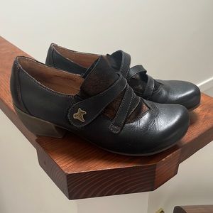 Black leather heels by Portofino. Size 39